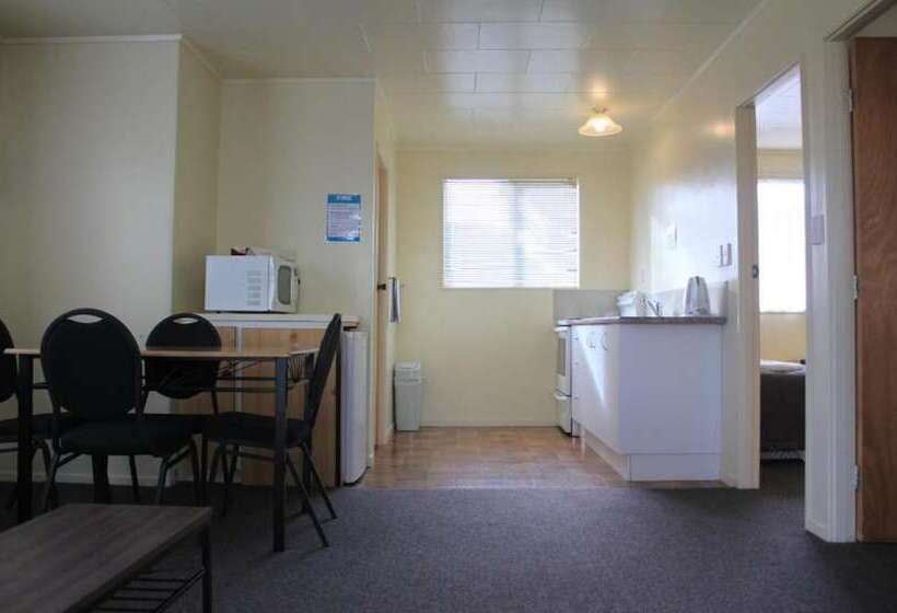 Coronation Court Motel