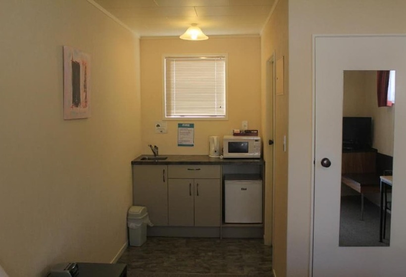 Coronation Court Motel