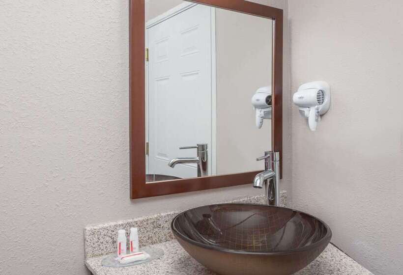 فندق Baymont By Wyndham Delavan Near Lake Geneva