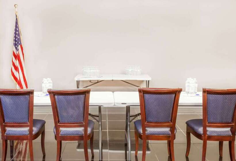 فندق Baymont By Wyndham Delavan Near Lake Geneva