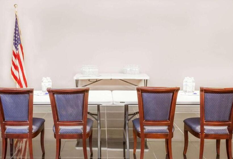 فندق Baymont By Wyndham Delavan Near Lake Geneva