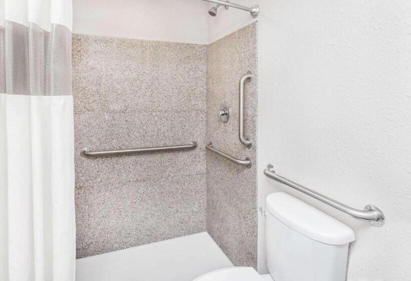 فندق Baymont By Wyndham Delavan Near Lake Geneva