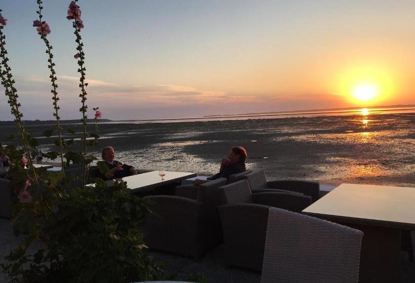 Beach Hotel   Le Grand Chalet