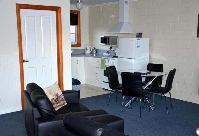 בית מלון כפרי Castaway Holiday Apartments