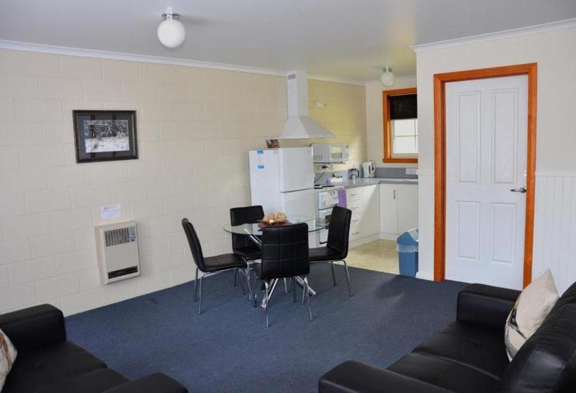 בית מלון כפרי Castaway Holiday Apartments