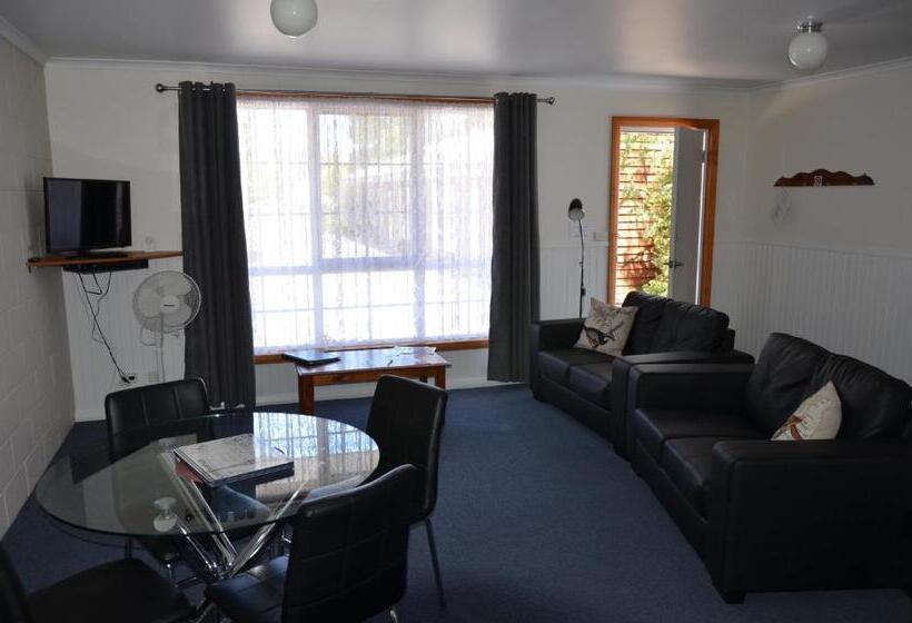 בית מלון כפרי Castaway Holiday Apartments