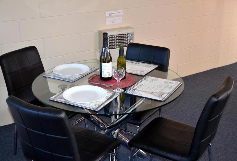 בית מלון כפרי Castaway Holiday Apartments