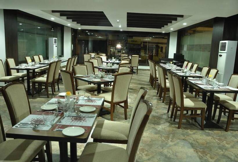 בית מלון כפרי Grand Clarks Inn