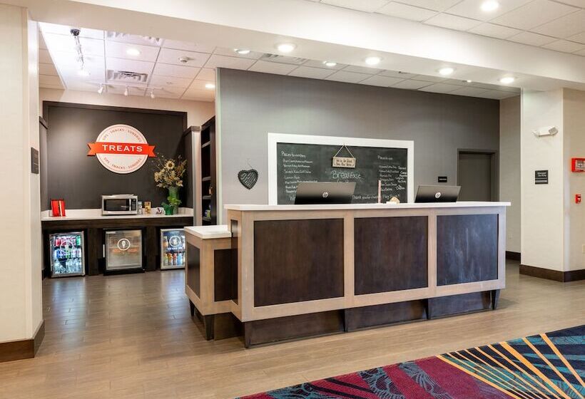 فندق Flag Point Inn & Suites Pratt By Fairbridge