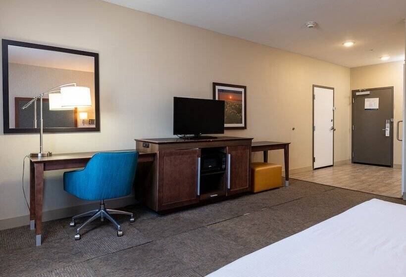 فندق Flag Point Inn & Suites Pratt By Fairbridge