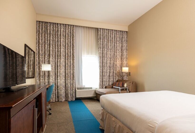 فندق Flag Point Inn & Suites Pratt By Fairbridge