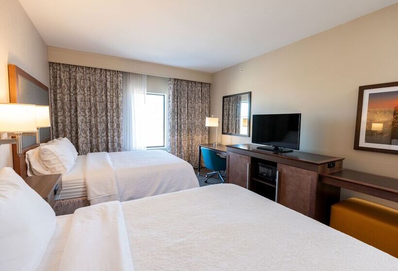 فندق Flag Point Inn & Suites Pratt By Fairbridge