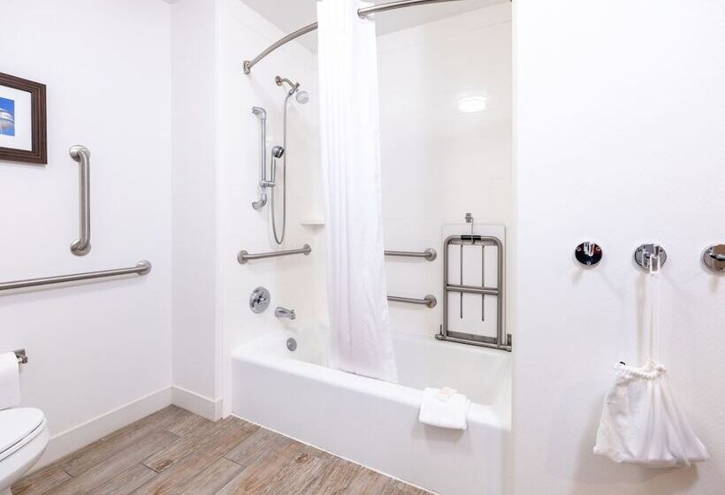 فندق Flag Point Inn & Suites Pratt By Fairbridge