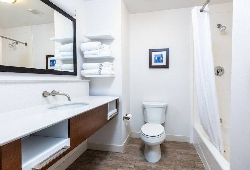 فندق Flag Point Inn & Suites Pratt By Fairbridge