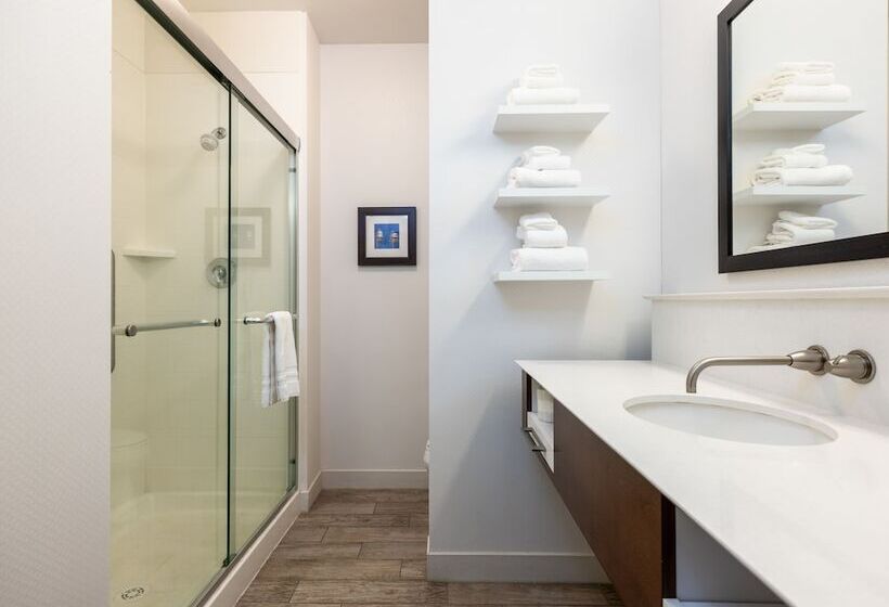 فندق Flag Point Inn & Suites Pratt By Fairbridge