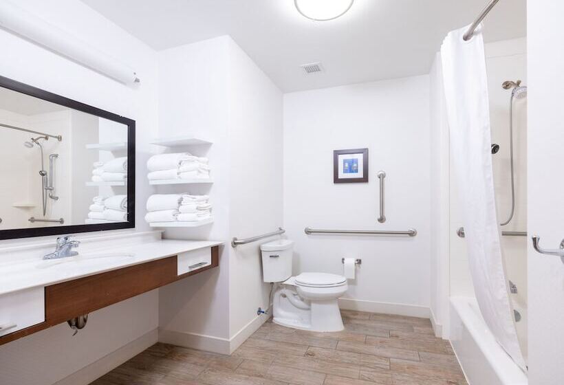 فندق Flag Point Inn & Suites Pratt By Fairbridge