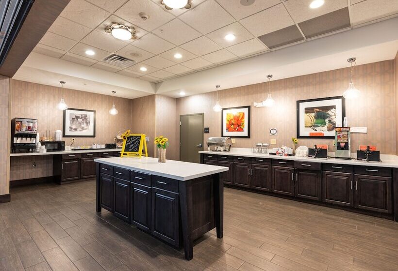 فندق Flag Point Inn & Suites Pratt By Fairbridge