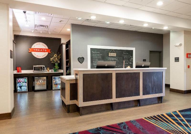 فندق Flag Point Inn & Suites Pratt By Fairbridge