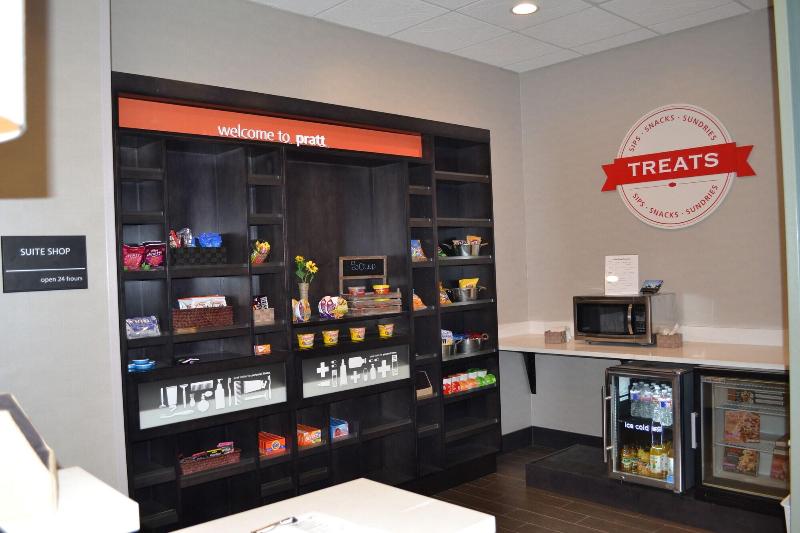 فندق Flag Point Inn & Suites Pratt By Fairbridge