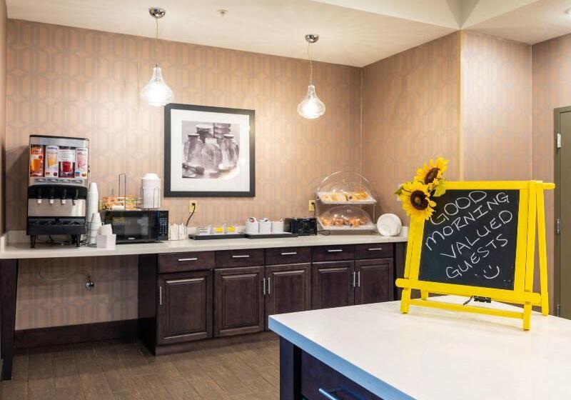 فندق Flag Point Inn & Suites Pratt By Fairbridge