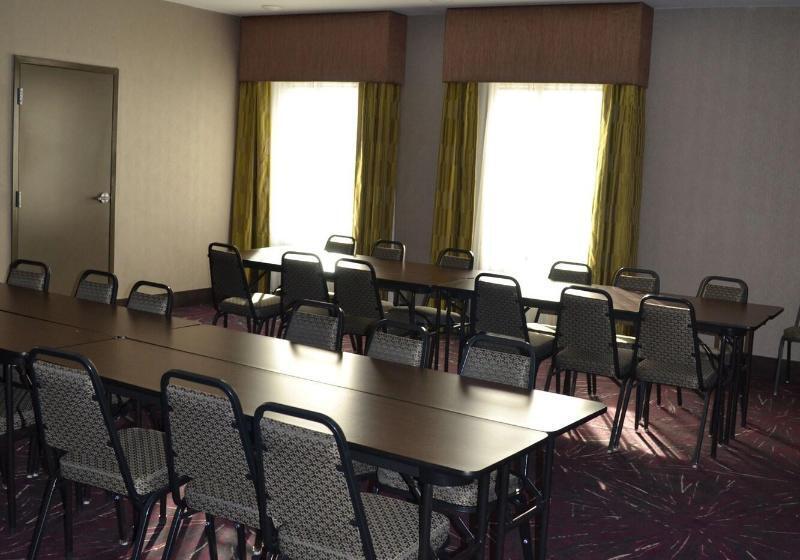 فندق Flag Point Inn & Suites Pratt By Fairbridge