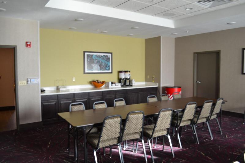 فندق Flag Point Inn & Suites Pratt By Fairbridge