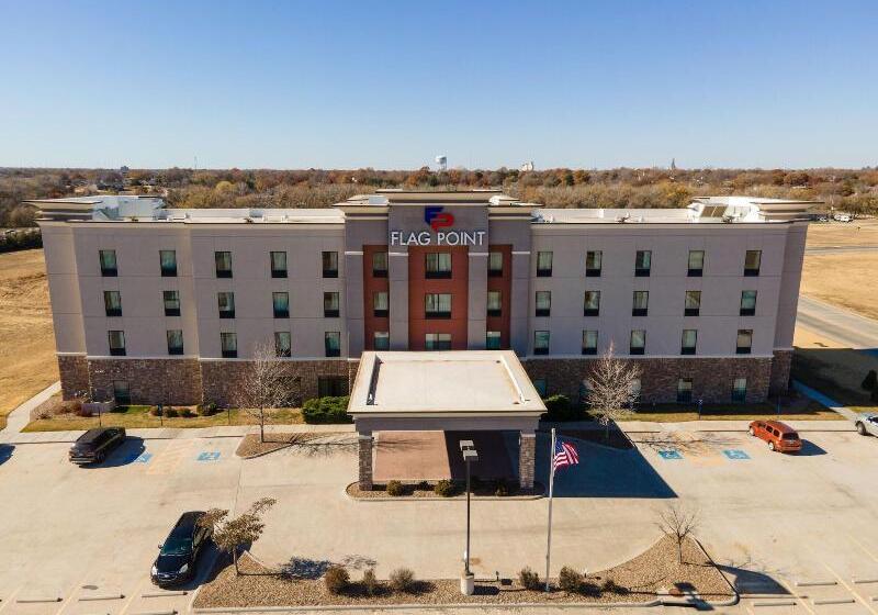 فندق Flag Point Inn & Suites Pratt By Fairbridge