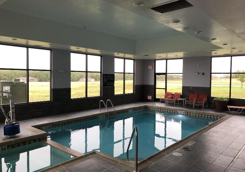 فندق Flag Point Inn & Suites Pratt By Fairbridge