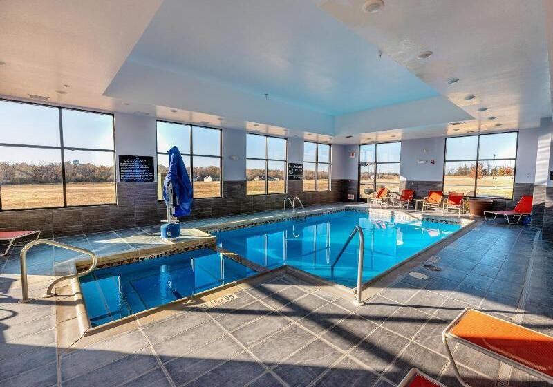 فندق Flag Point Inn & Suites Pratt By Fairbridge