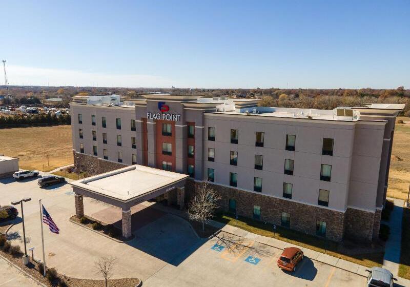 فندق Flag Point Inn & Suites Pratt By Fairbridge
