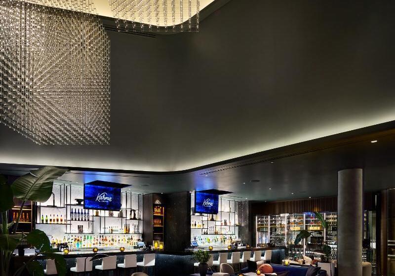 Paradox Hotel Vancouver