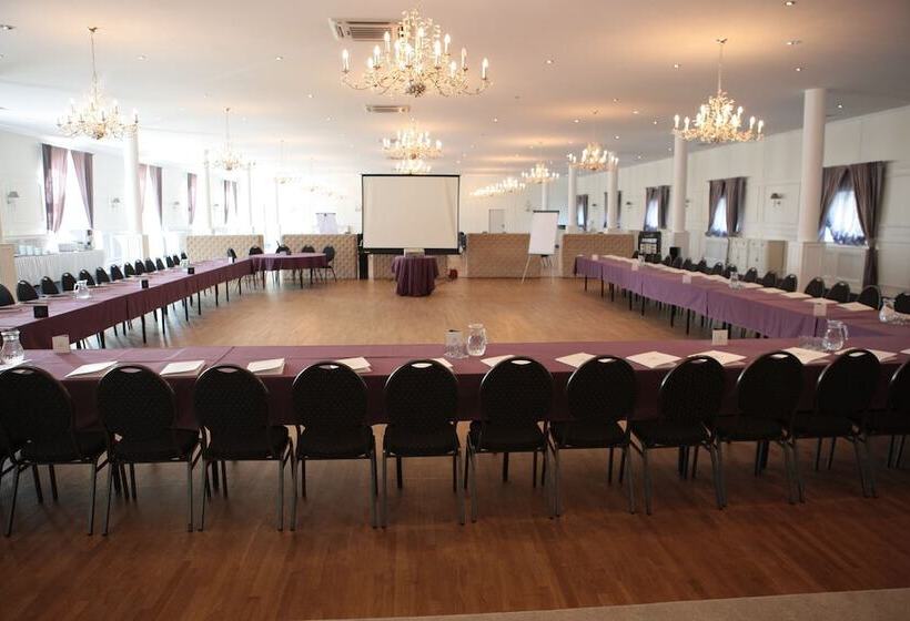 فندق Riviera Resort Airport Modlin