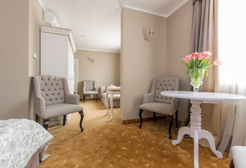 فندق Riviera Resort Airport Modlin