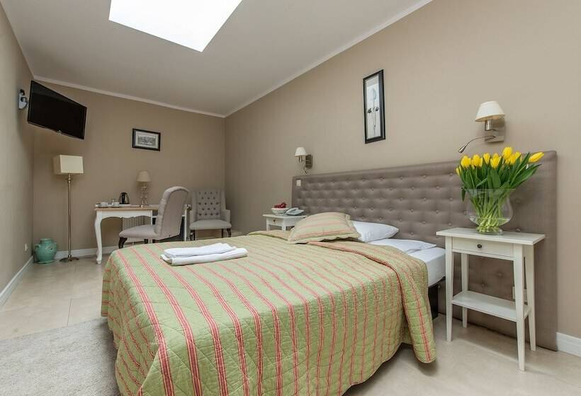 فندق Riviera Resort Airport Modlin