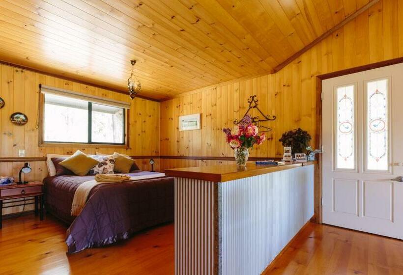 Отель Tuckeroo Cottages & Gardens