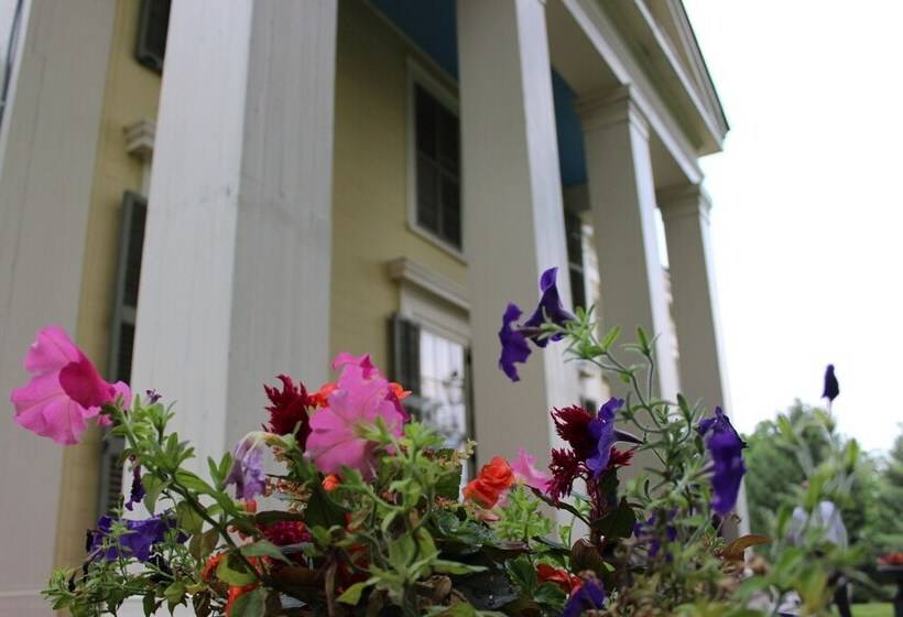 Oakcliff Bed And Breakfast