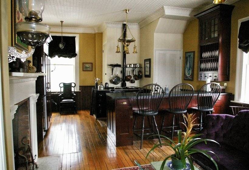 Oakcliff Bed And Breakfast