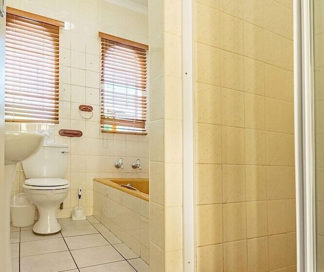 פנסיון Bay Tree Guest House