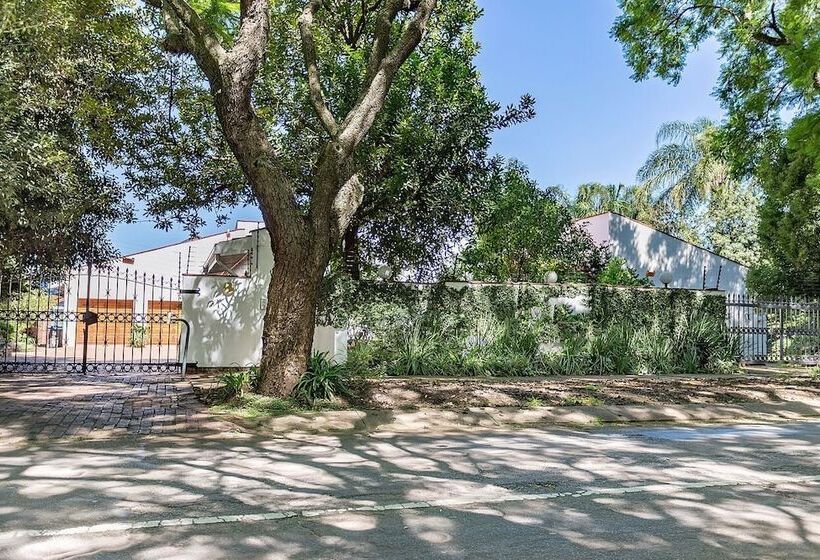 פנסיון Bay Tree Guest House