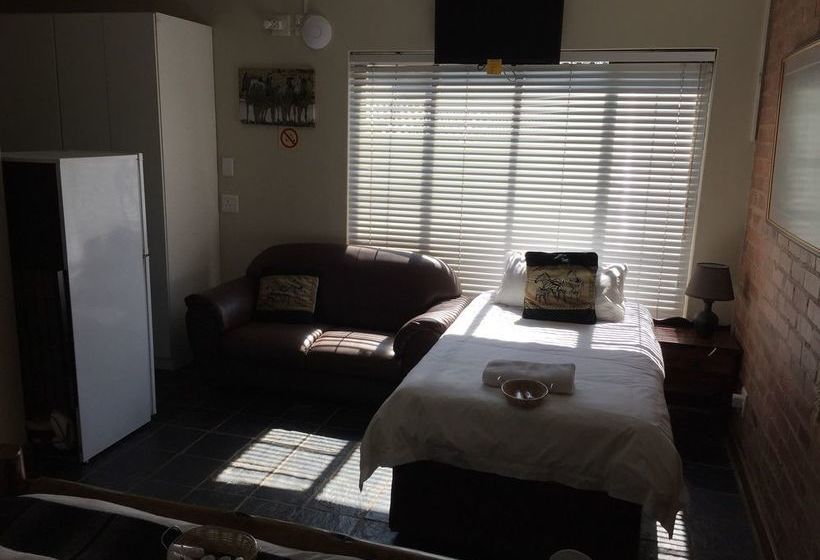 Пансион Travellers Nest Guesthouse