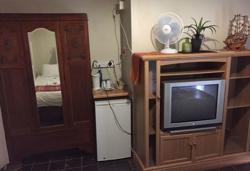 Пансион Travellers Nest Guesthouse