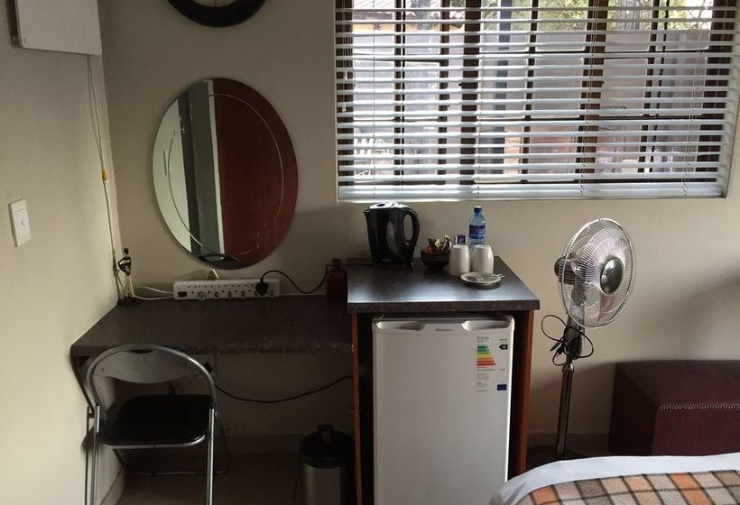 Пансион Travellers Nest Guesthouse