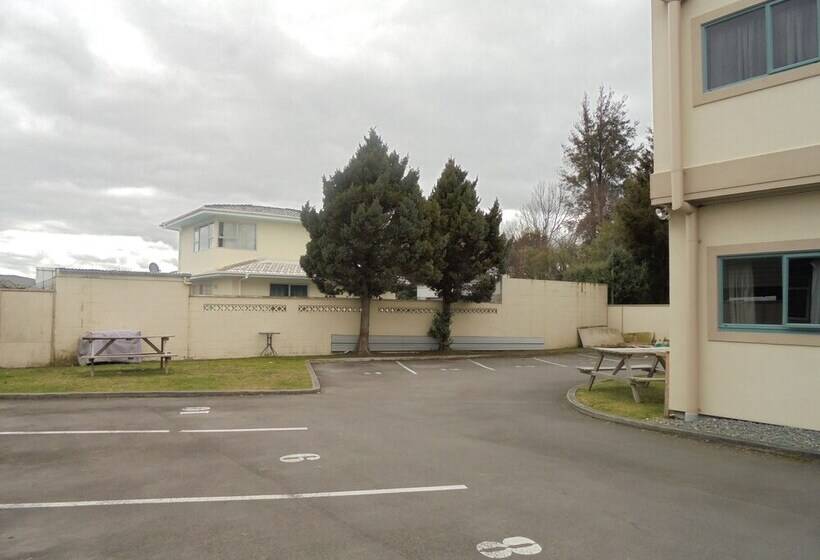 Utopian Motel Taupo   Hostel