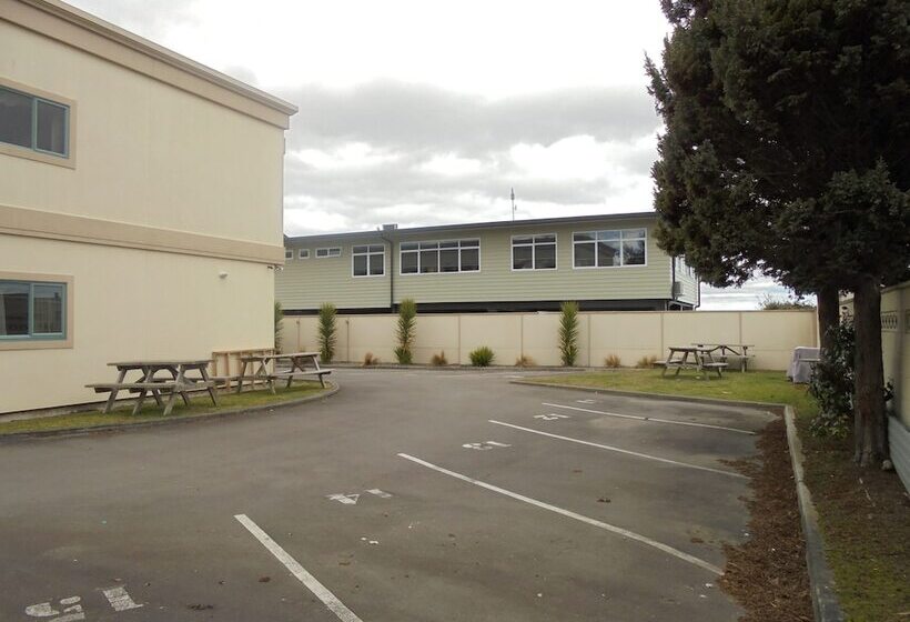 Utopian Motel Taupo   Hostel