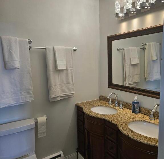 تختخواب و صبحانه Sunflower Guest Suites