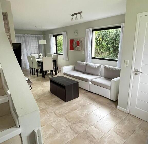 Las Acacias Lasacaciasvaleriacomar