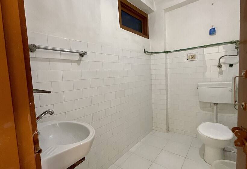 هاستل Vashishth X One Light Stays