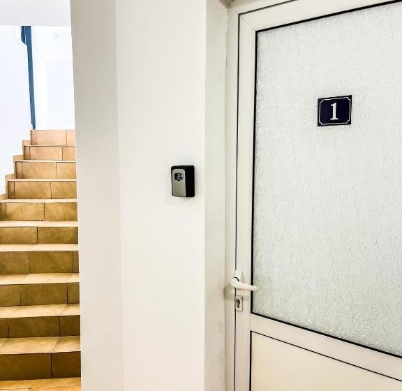 ユースホステル Private Rooms In Silvy S Pretty House