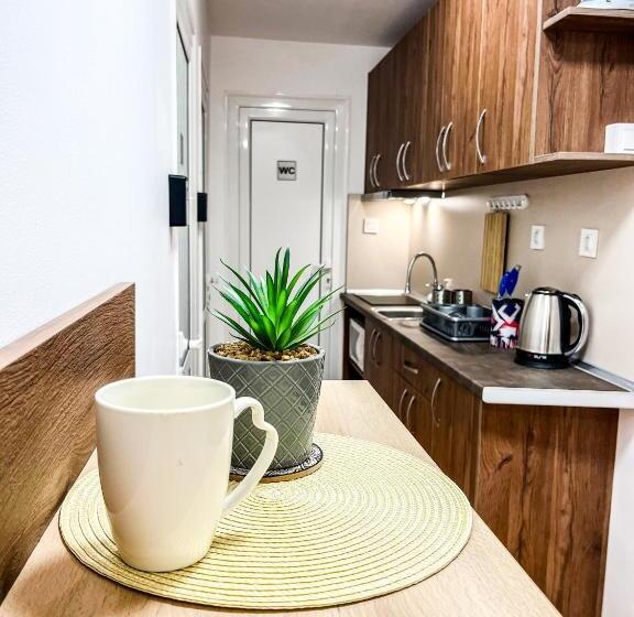 ユースホステル Private Rooms In Silvy S Pretty House