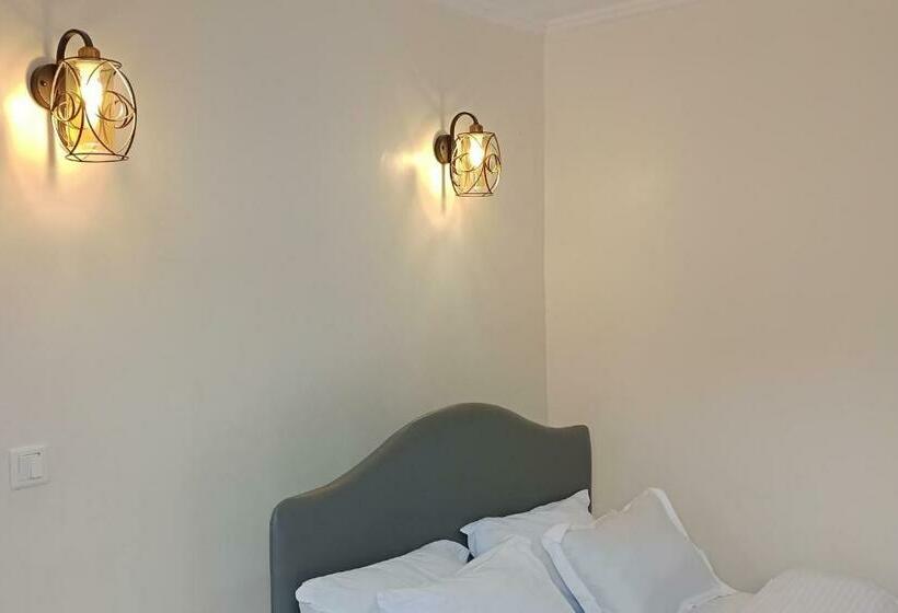 Капсульный Oтель Redhill Homely Stay